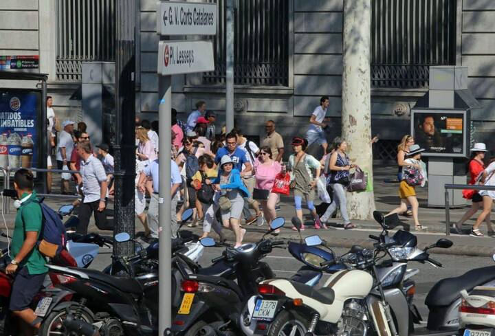 चश्मदीद आमेर अनवर ने कहा, ‘‘यह सब अचानक हुआ. मैंने जोर से कुचलने की आवाज सुनी और सड़क से लोगों को इधर-उधर भागते हुए देखा. मैंने बगल में एक महिला को अपने बच्चों के साथ मदद के लिए पुकारते देखा.’’