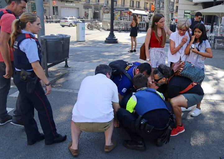 हमले के बाद अमेरिकी राष्ट्रपति डोनाल्ड ट्रंप ने ट्वीट किया, ‘‘अमेरिका स्पेन के बार्सिलोना में आतंकी हमले की निंदा करता है और हम हरसंभव सहायता करेंगे. ’’