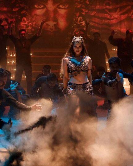 आपको बता दें कि अभी हाल ही में संजय दत्त की अपकमिंग फिल्म ‘भूमि’ के सेट पर सनी लियोनी को स्पॉट किया गया था.
