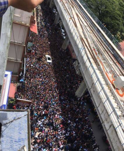 अपने लिए इतना प्यार देखकर सनी लियोनी भी बहुत खुश नजर आईं. उन्होंने अपने इंस्टाग्राम के जरिए एक वीडियो शेयर किया है, जिसमें उनके हजारों फैंस नजर आ रहे हैं.  वीडियो शेयर करते हुए सनी ने लिखा, “कोई शब्द नहीं..कोई शब्द नहीं…मैं कोच्चि के लोगों का शुक्रिया अदा नहीं कर सकती. इतने प्यार और सपोर्ट से मैं बेहद खुश हूं.”     No words...no words....I can't thank the people of Kochi. I was so overwhelmed by the love and support. Never ever will forget Gods own Country Kerala!! Thank you #fone4 A post shared by Sunny Leone (@sunnyleone) on Aug 17, 2017 at 12:39am PDT 