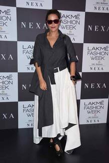 LFW 2017 का दूसरा दिन रहा नेहा धूपिया के नाम!