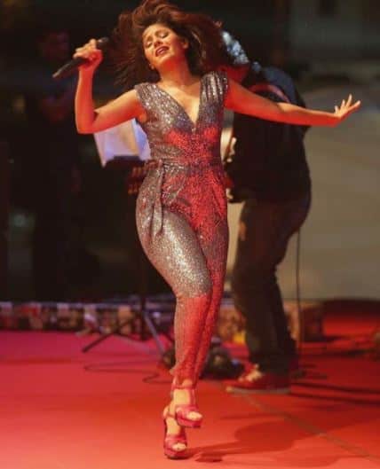  इसके बाद साल 2012 में सुनिधि ने म्यूजिक कंपोजर हितेश सोनिक से लगभग दो साल की डेटिंग के बाद शादी कर ली. 