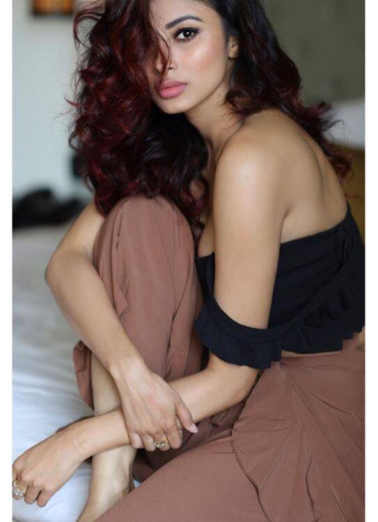 बताते चलें कि बीते दिनों में मौनी ने काफी फेम हासिल किया है. देखें चंद लेटेस्ट तस्वीरें-