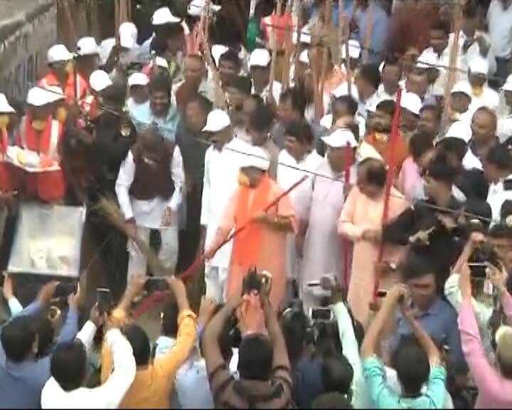 CM योगी का राहुल गांधी पर निशाना, बोले- 'गोरखपुर को पिकनिक स्पॉट न बनाएं