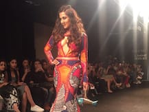 लैक्मे फैशन वीक में चित्रांगदा सिंह ने रैंप पर हॉटनेस से लगाई आग, देखें तस्वीरें