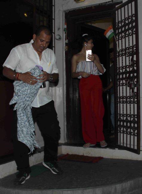 यह गाना सुपरहिट गीत ‘आप जैसा कोई’ का रीमेक है.
