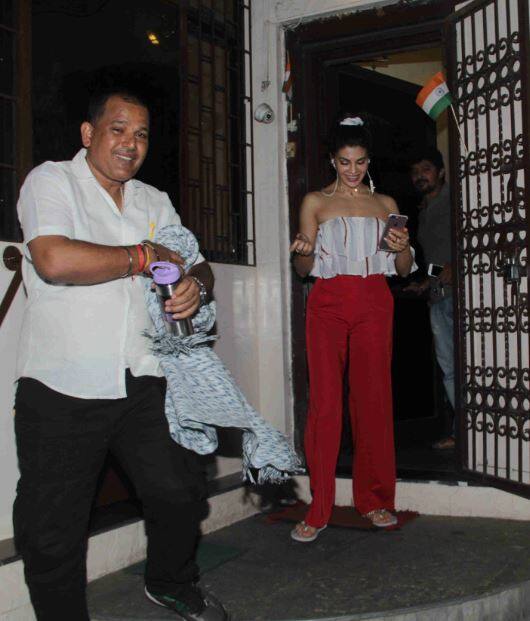 वीडियो में, जैकलीन सिद्धार्थ को अपने साथ पार्टी में जुड़ने के लिए इनवाइट कर रही है.
