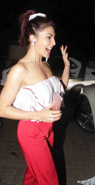 तस्वीरें बॉलीवुड अदाकारा जैकलीन फर्नांडिस की हैं.