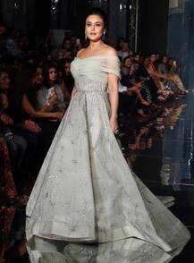 लैक्मे फैशन वीक के तीसरे दिन रैंप पर उतरीं अभिनेत्री प्रीति जिंटा, देखें तस्वीरें