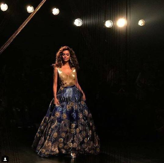 ईशा ने इस शो में डिजाइनर अमित अग्रवाल का डिज़ाइन पहनकर रैंप पर कैट वॉक किया.