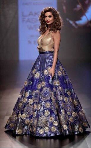 लैक्मे फैशन वीक के तीसरे दिन रैंप पर बॉलीवुड अभिनेत्री ईशा गुप्ता ने अपनी हॉट अदाओं से सभी का मन मोह लिया.