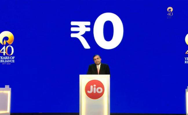 इस मैसेज के मिलने के बाद कंपनी जियोफोन से जुड़ी सारी जानकारी मैसेज या फोन कॉल के जरिए कस्टमर से साझा करेगी.