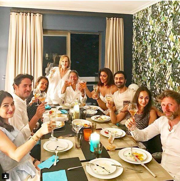 बॉम्बे टाइम्स को दिए इंटरव्यू में अश्मित ने कहा है कि उन्होंने महक को पिछले यूरोप ट्रिप के दौरान ही प्रपोज किया था. अश्मित ने कहा, “मैंने महक को कभी भी यह नहीं बताया था कि मेरा पास एक रिंग पहले से मौजूद है. मैं पहले महक को ‘सिटी ऑफ लव’ के नाम से मशहूर शहर और फ्रांस की राजधानी ‘पेरिस’ में प्रपोज करना चाहता था, लेकिन वह मुझे सही समय नहीं लगा.” अश्मित अपने प्रपोजल की ही बात करते हुए आगे बताते हैं, “मैं और महक, स्पेन के एक बेहतरीन और भव्य से दिखने वाले रेस्टोरेंट में थे, मुझे वो जगह महक को प्रपोज करने के लिए बेस्ट लगी, तो फिर मैंने वहीं उसे प्रपोज करने के लिए निर्णय लिया और महक को प्रपोज कर दिया था.” 