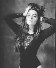 देखें तस्वीरों में- अवॉर्ड विनिंग डॉक्यूमेंट्री फिल्म \'द वर्ल्ड बिफोर हर\' की इस एक्ट्रेस की ऐसी मदहोश अदाएं!