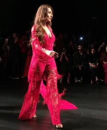 लक्मे फैंशन वीक के आखिरी दिन मलाइका ने बांधा संमा, रहीं शोस्टॉपर 