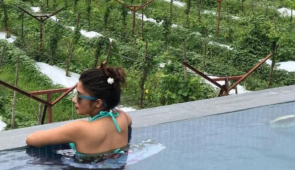 कुछ वक्त पहले वह स्वीमिंग पूल में बिकिनी में नजर आईं थी. अपनी इन तस्वीरों को टीना ने अपने इंस्टाग्राम पर शेयर किया है.