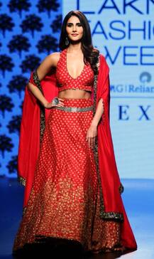 लक्मे फैशन वीक 2017: \'बेफिक्रे\' की एक्ट्रेस ने लाल रंग के डिजाइनर लंहगे में रैंपवॉक कर जीत लिया सबका दिल 