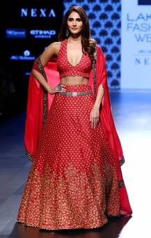 लक्मे फैशन वीक 2017: \'बेफिक्रे\' की एक्ट्रेस ने लाल रंग के डिजाइनर लंहगे में रैंपवॉक कर जीत लिया सबका दिल 