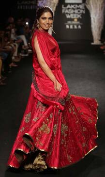एक्ट्रेस भूमि पेडनेकर ने लक्मे फैशन वीक में लाल लंहगे में बिखेरा जलवा