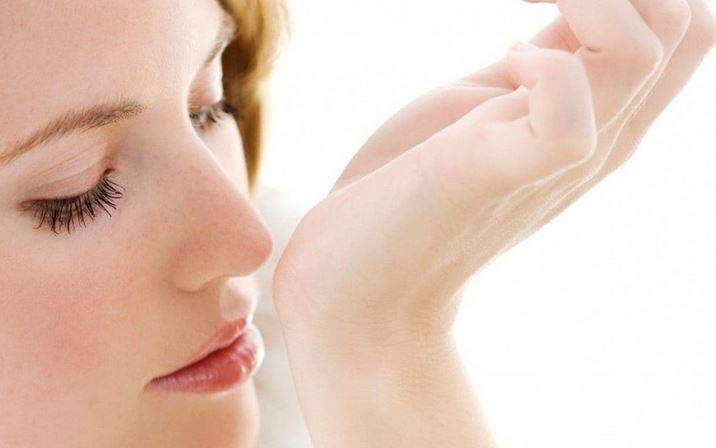 सूंघने की क्षमता में कमी अल्जाइमर रोग की चेतावनी Alzheimers Early Signs Declining Sense Of Smell Could Be First Warning सूंघने की क्षमता में कमी अल्जाइमर रोग की चेतावनी