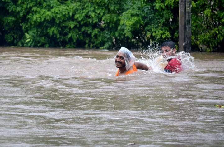 तस्वीरों में आप देख सकते हैं कि बारिश ने इन शहरों में कैसा जलजला मचा रखा है.