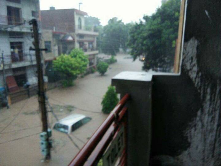सुबह में तीन घंटे तक हुई बारिश ने शहर के कई हिस्सों को लगभग डुबा सा दिया है.