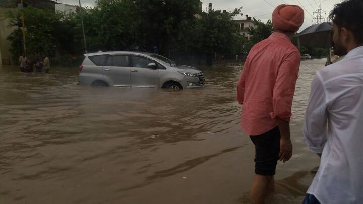 लोगों के पास अटके रहने के अलावा कोई विकल्प नहीं बचा.