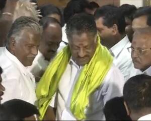 AIADMK के दो गुटों का विलय, एनडीए के खाते में आ सकता है एक और 'राज्य