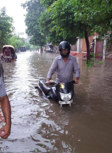 तस्वीरों में आप दोपहिया वाहनों को घुटने भर पानी में डूबा देख सकते हैं.
