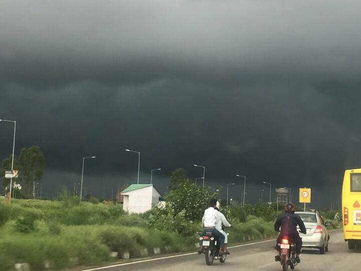 Met डिपार्टमेंट के अधिकारियों ने जानकारी दी है कि सुबह आठ बजकर तीस मिनट से लेकर दोपहर दो बजकर तीस मिनट तक शहर में 115 एमएम बारिश दर्ज की गई.