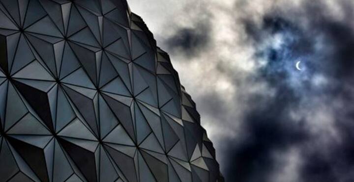 पूर्ण ग्रहण ओरेगांव में अंतरराष्ट्रीय समयानुसार शाम पांच बजकर 16 मिनट पर शुरू हुआ और यह करीब 90 मिनट बाद अंतरराष्ट्रीय समयानुसार शाम छह बजकर 48 मिनट पर साउथ कैरोलिना के चार्ल्सटन के ऊपर खत्म हुआ. 