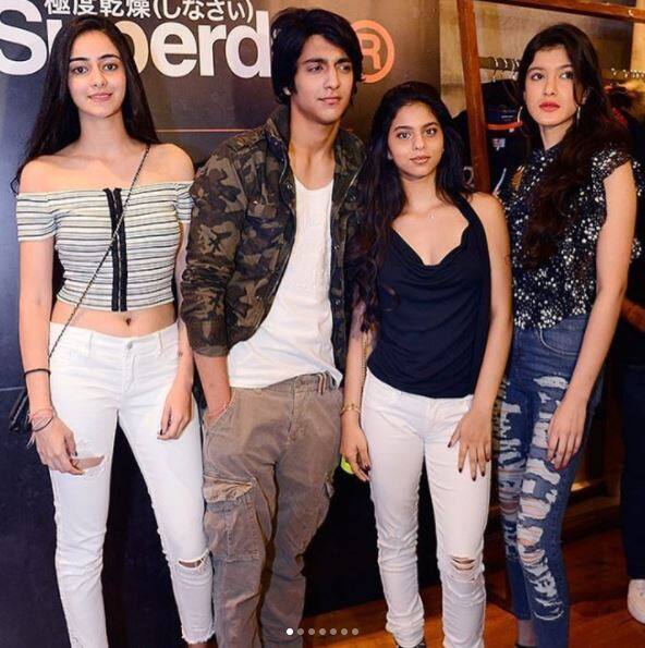ये दोनों स्टार किड अपने दोस्तों के साथ एक ब्रिटिश ब्रांड के प्रीव्यू में साथ पहुंचे थे.