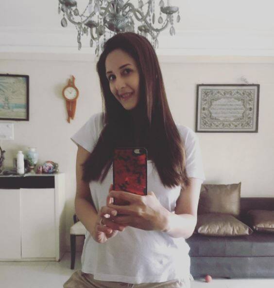  एक्ट्रेस इंस्टाग्राम पर शेयर की गई तस्वीरों में बेबी बम्प को फ्लॉन्ट करते हुए नज़र आ रही हैं.