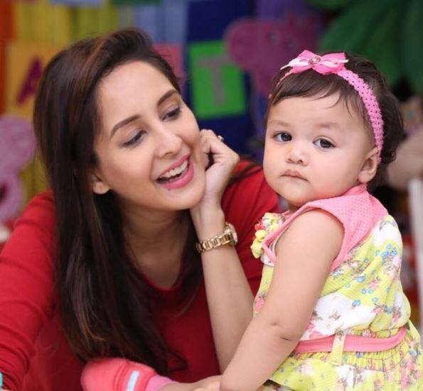 चाहत ने हाल ही में सोशल मीडिया पर उन महिलाओं के लिए तस्वीरें शेयर की थीं जो कि जल्द ही मां बनने वाली हैं. तस्वीरें शेयर करते हुए चाहत ने लिखा था कि एक बार अगर प्रेगनेंसी के वक़्त आप बीमार पड़ जाएं तो उस बीमारी से निकलने में बहुत वक़्त लगता है. ऐसा इसलिए होता है क्योंकि आपकी रोग प्रतिरोधक क्षमता इस वक़्त बहुत कम होती है.