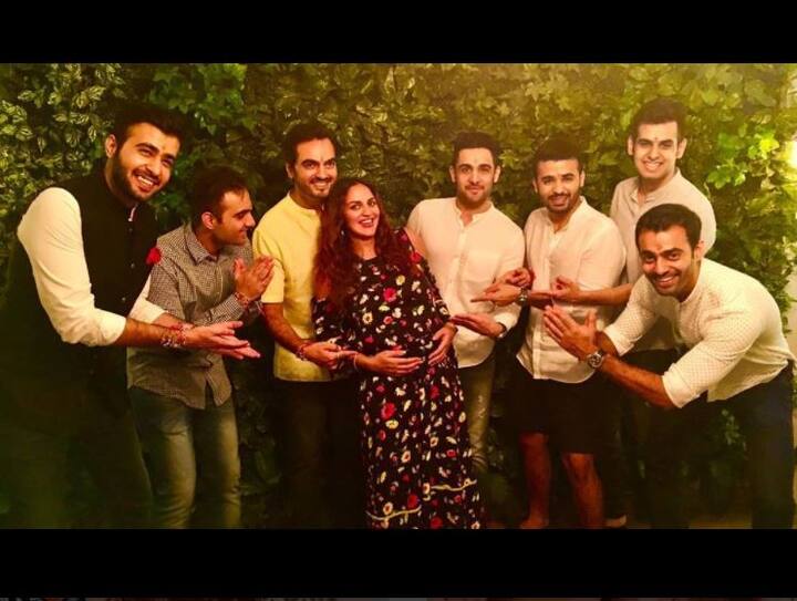 फिलहाल वह ज्यादातर समय धर्मेन्द्र और हेमा मालिनी के घर में ही रह रही हैं. इससे पहले ईशा ने भरत के साथ प्रेगनेंसी शूट भी करवाया था.