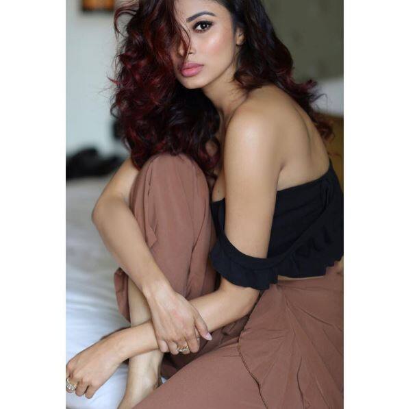 मशहूर सीरियल 'नागिन 2' के खत्म होने के बाद इन दिनों छोटे पर्दे से ब्रेक पर चल रहीं मौनी रॉय 'बिग बॉस' सीजन 11 का हिस्सा बनने को लेकर बड़ा बयान दिया है.