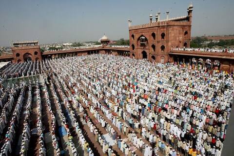 आज नहीं दिखा चांद, शनिवार को देशभर में मनाई जाएगी ईद आज नहीं दिखा चांद, शनिवार को देशभर में मनाई जाएगी ईद