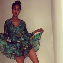 क्या आप अंदाजा लगा सकते हैं कि बीच के किनारे फन करने वाली बॉलीवुड की नई मॉम कौन हैं?