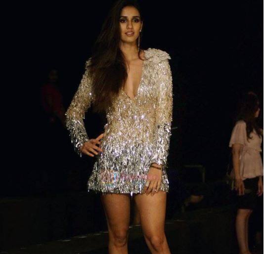 दरअसल जब टाइगर रैंप वॉक कर रहे थे तब उन्होंने देखा कि रनवे पर एक रिफ्लेक्टिव ग्लास लगा हुआ था.