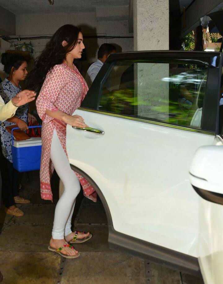 सारा इन दिनों ट्रेडिशनल अवतार में ही नज़र आती हैं. कल भी सारा सूट में ही दिखाई दीं.