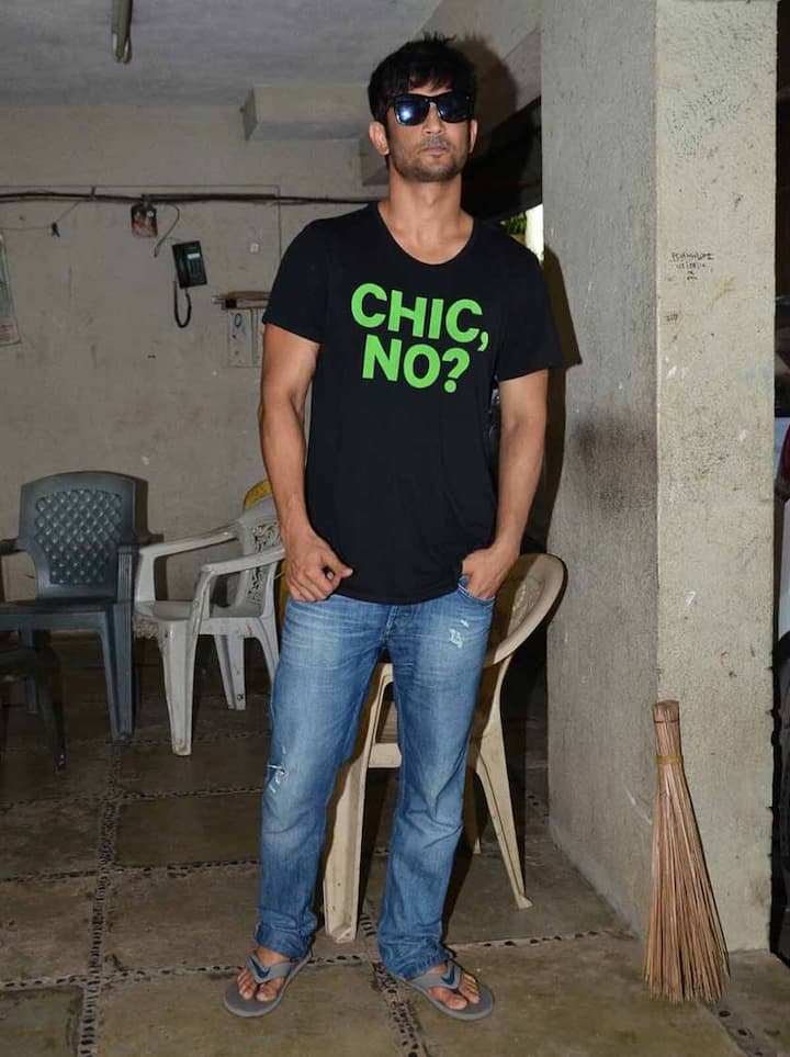 सुशांत सिंह ने भी वहां मौजूद पैपराजी को पोज दिया.