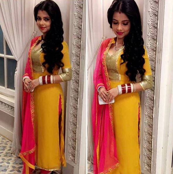 हालांकि, पूजा ने मुंबई आकर भी अपने दोस्तों को पार्टी देने का प्लान बना रखा है. बता दें कि पूजा और कपिल की मुलाकात 8 साल पहले पुणे में हुई थी. कपिल एक सॉफ्टवेयर इंजीनियर हैं और हाल फिलहाल टोरंटो में काम कर रहे हैं. पूजा हाल ही में कलर्स के मशहूर सीरियल दिल से दिल तक में नजर आई थीं जिसमें मुख्य भूमिका में सिद्धार्त शुक्ला, रश्मी देसाई और जैसमिन भसिन नजर आएं.