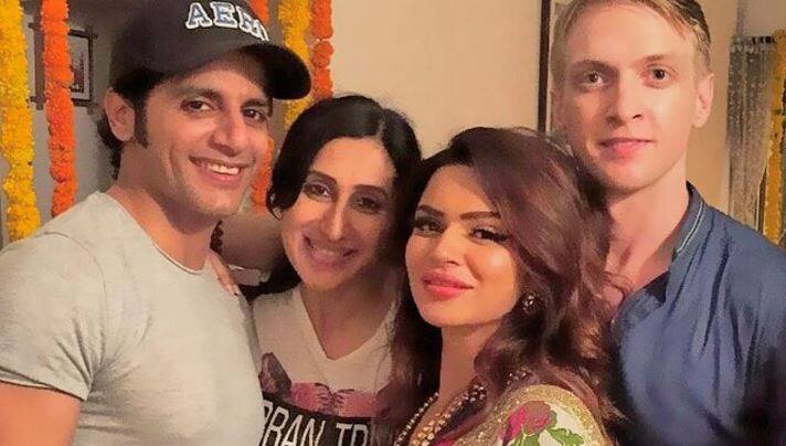 'नच बलिए 8' की स्टार जोड़ी आश्का गोराडिया और ब्रेंट गोलब 3 दिंसबर को शादी करने जा रहे हैं. आश्का ने बताया है कि उनकी शादी होमटाउन अहमदाबाद में ही होगी.