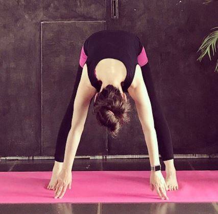 प्रेग्नेंसी के दौरान होने वाली आम समस्याएं जैसे लोअर बैक पेन, जी मिचलाना, नींद ना आने की समस्या, सिरदर्द और सांस लेने में दिक्कत, को रेगुलर योगा प्रैक्टिस से कम किया जा सकता है. इसके साथ ही स्ट्रेचिंग और मसल्स की टोनिंग से ब्लड सर्कुलेशन इंप्रूव होता है.