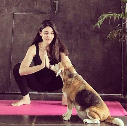 योगा के जरिए आपके शरीर में क्या बदलाव आ रहे हैं इस पर अच्छे से फोकस किया जा सकता है. कुछ योगा पोज़ ऐसे भी होते हैं जिससे आप अपने अजन्मे बच्चे के बेहद करीब होते हैं. अब तो आप समझ ही गए होंगे प्रेग्नेंसी के दौरान योगा करना क्यों है जरूरी. फोटोः इंस्टाग्राम 