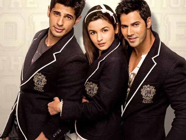 नेहा ने जब सिद्धार्थ से पूछा कि बॉलीवुड में एक एक्टर का नाम बताइए जिस एक छोटे से पैकेज में सारी अच्छी चीजें समा गई हों. इस सवाल के जवाब में सिद्धार्थ ने शर्माते हुए आलिया का नाम लिया. 