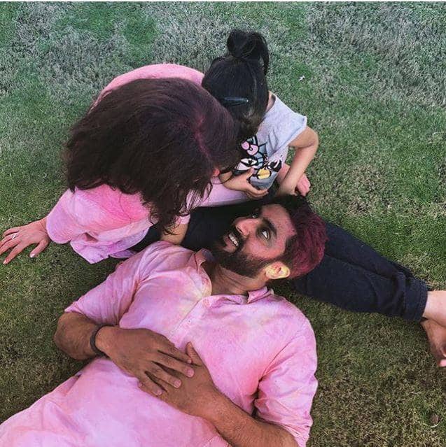 होली के मौके पर अभिषेक बच्चन ने ‘माई गर्लस’लिखकर पोस्ट ये तस्वीर की थी.