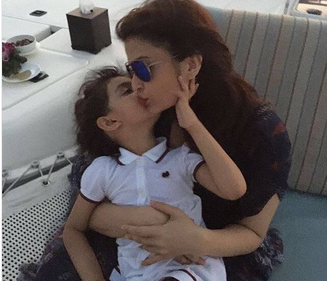 सोशल मीडिया पर फैंस से बातचीत में अभिषेक ने कहा कि अराध्या पर पैरेंट्स की तरह एक्टर बनने का दबाव नहीं होगा, जो वे करना चाहती हैं वो करें. एक पैरेंट्स की तरह मैं बस यही कहूंगा उनकी खुशी में ही मेरी खुशी है.