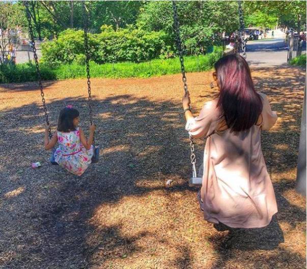 इस तस्वीर में ऐश्वर्या औऱ अराध्या पार्क में झूला झूल रही हैं. अभिषेक ने इस तस्वीर के लिए कैप्शन दिया ‘खुशी’. आइये देखते हैं ऐश्वर्या, अभिषेक और आराध्या की कुछ और तस्वीरें...