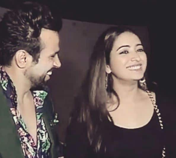  रित्विक ने लिखा है, ''अगर सच में कोई दिलों की रानी है जिसे मैं जानता हूं तो वह तुम हो. इस बात से कोई फर्क नहीं पड़ता है कि तुम कहां हो, किसके साथ हो क्योंकि तुम जहां भी होती हो प्यार तुम्हारे आस-पास बना ही रहता है और यही तुम्हारा जादू है. तुम में वह शक्ति है जो किसी को भी अपने बारे में बेहतर महसूस करवा सकती और चेहरे पर मुस्कान ला सकती है.''